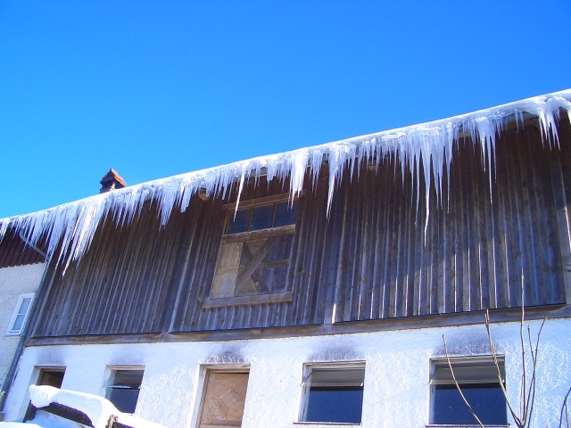 Eiszapfen am Stalldach